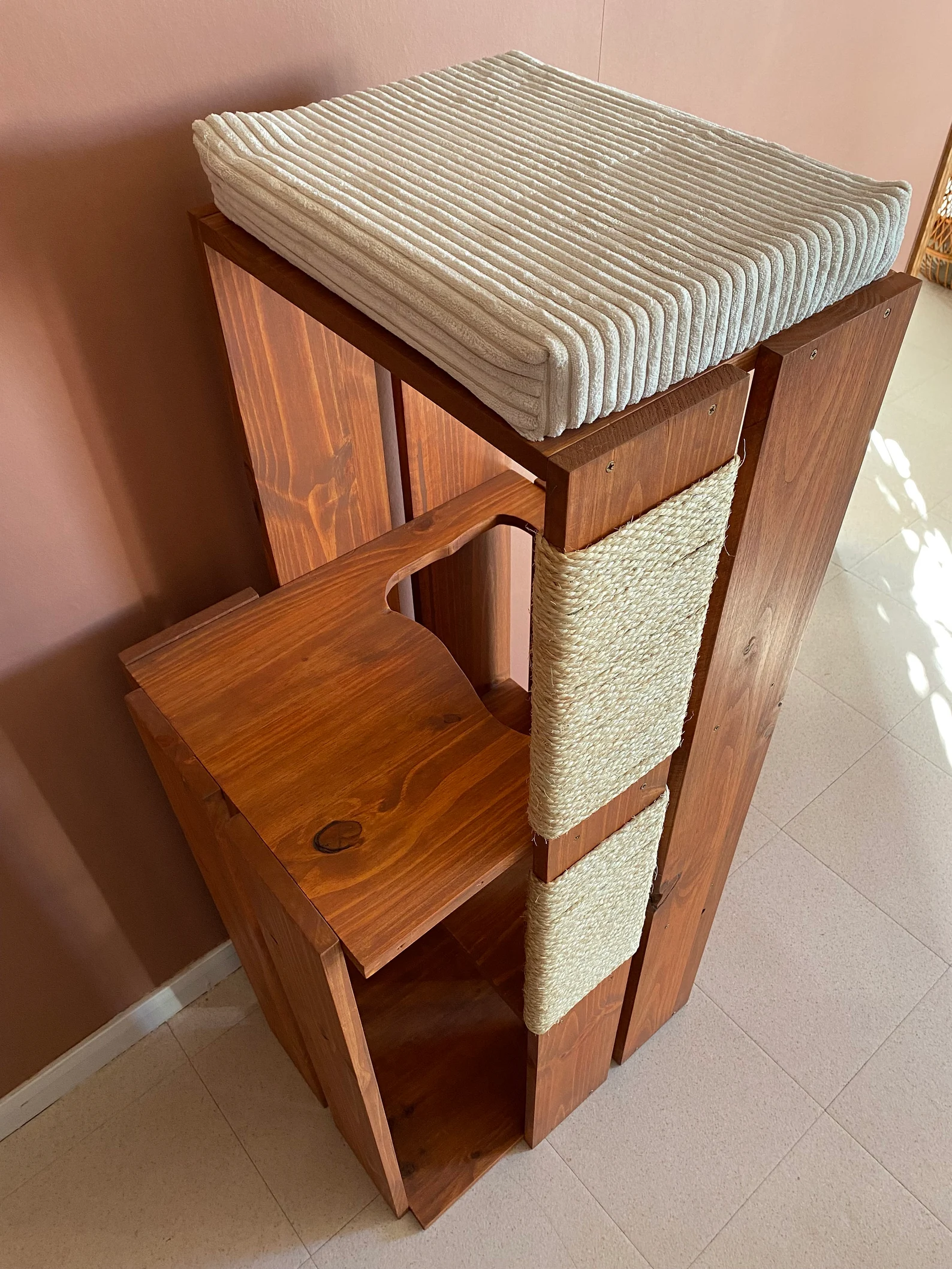 Arbre à chat en bois design - PACHA Arbre à chat en bois design - PACHA