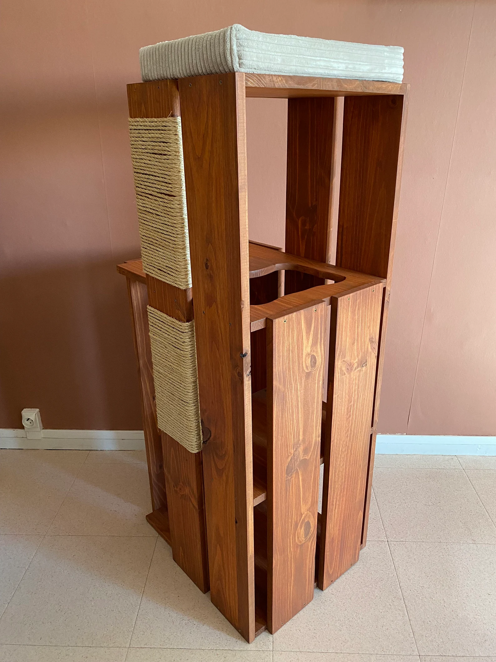 Arbre à chat en bois design - PACHA Arbre à chat en bois design - PACHA