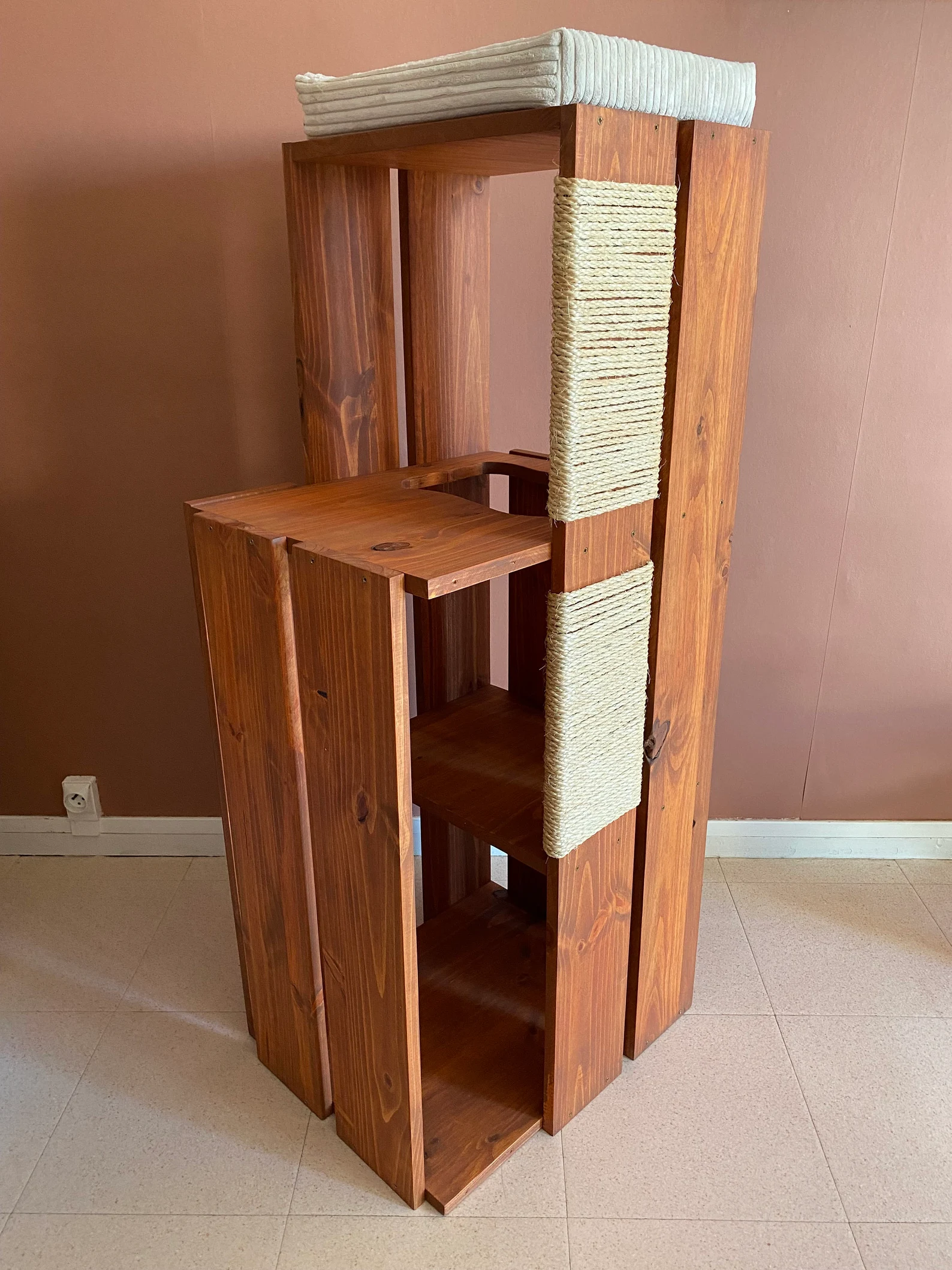 Arbre à chat en bois design - PACHA Arbre à chat en bois design - PACHA