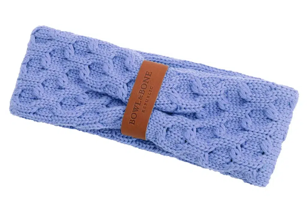 dog-chimney-scarf-joy-blue-bowlandbonerepublic-p1-1024x683 L'écharpe tressée pour chien JOY est parfaite pour les promenades automnales, les soirées et les matins frais ou les petites journées ensoleillées du printemps. Le tour de cou JOY pour chien, attire l'œil par son design et sa coupe uniques, qui confèrent aux chiens une touche supplémentaire d'élégance et de classe.